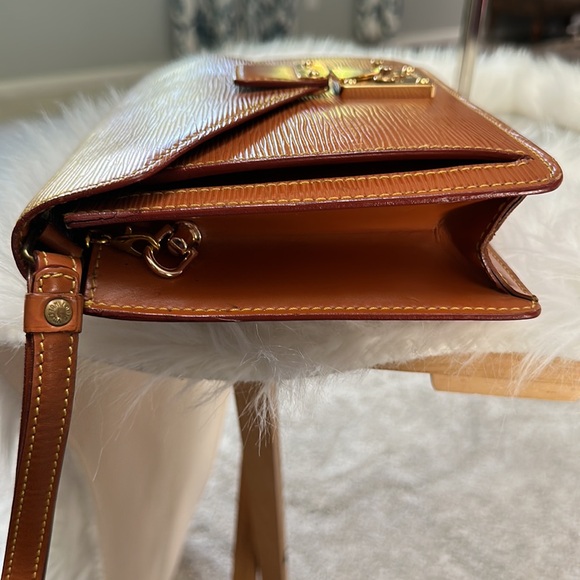 Louis Vuitton Epi brown Dragonne clutch. - Picture 3 of 13